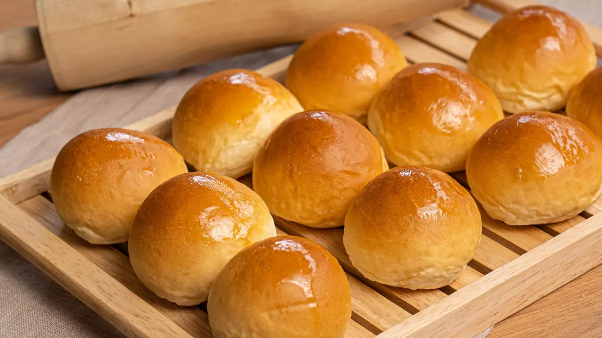 Pão de milho caseiro em uma tábua de madeira.