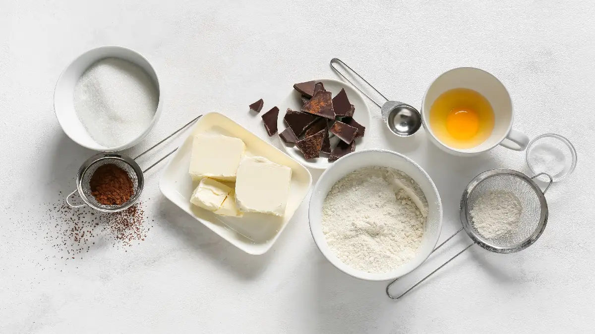 Ingredientes para uma receita de brownie em cima de uma mesa.